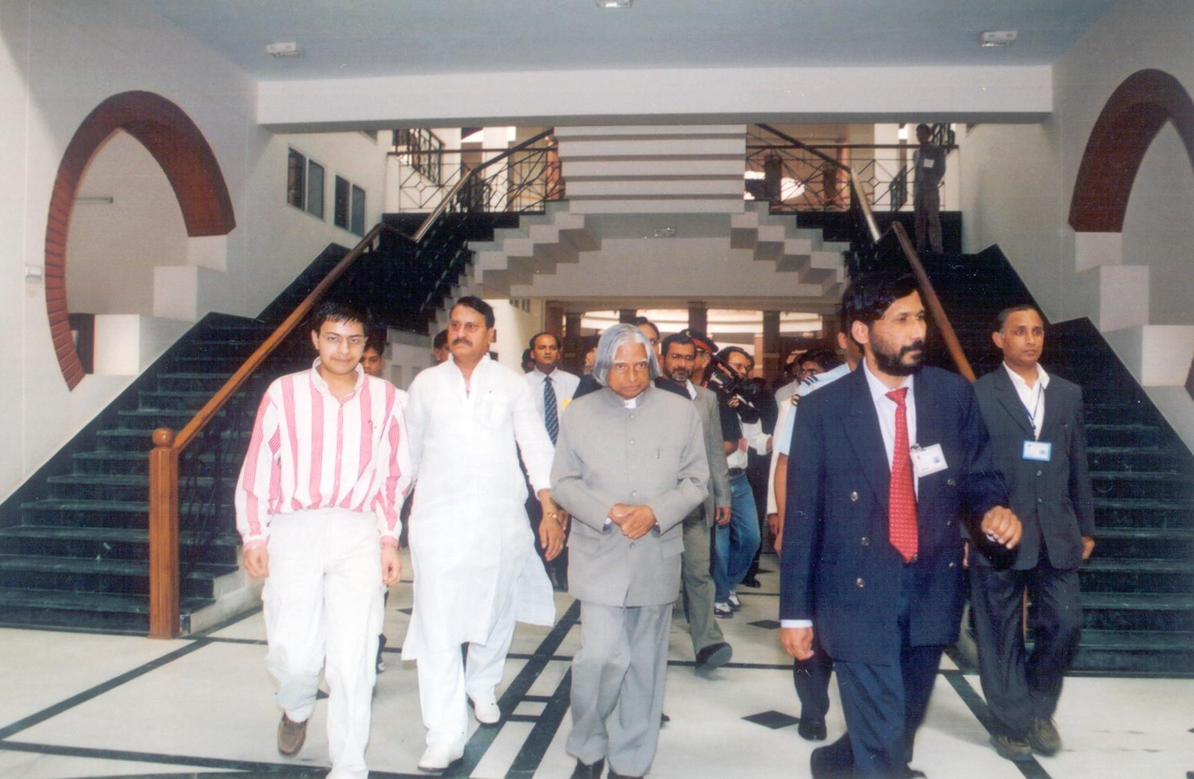His Excellency the President of India Dr. A. P. J. Abdul Kalam, during his visit to Library,
BITS Pilani, Pilani Campus on 30 March 2007.