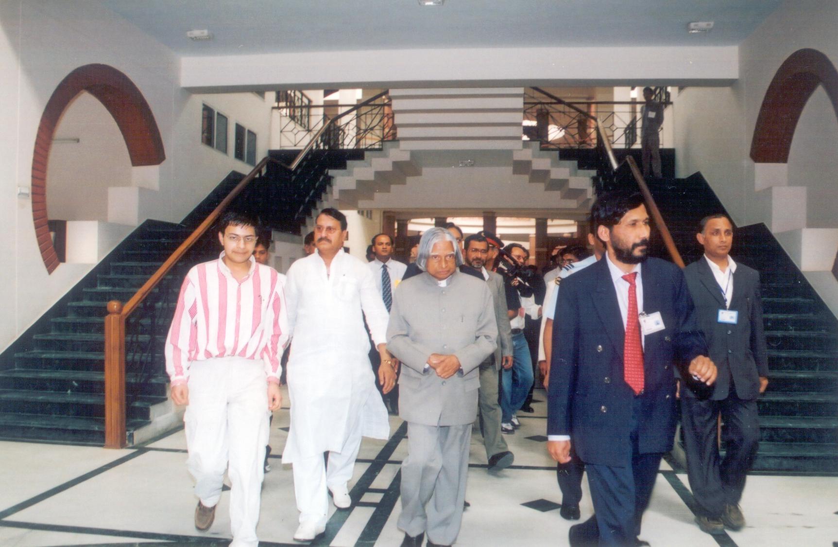His Excellency the President of India Dr. A. P. J. Abdul Kalam, during his visit to Library,
BITS Pilani, Pilani Campus on 30 March 2007.